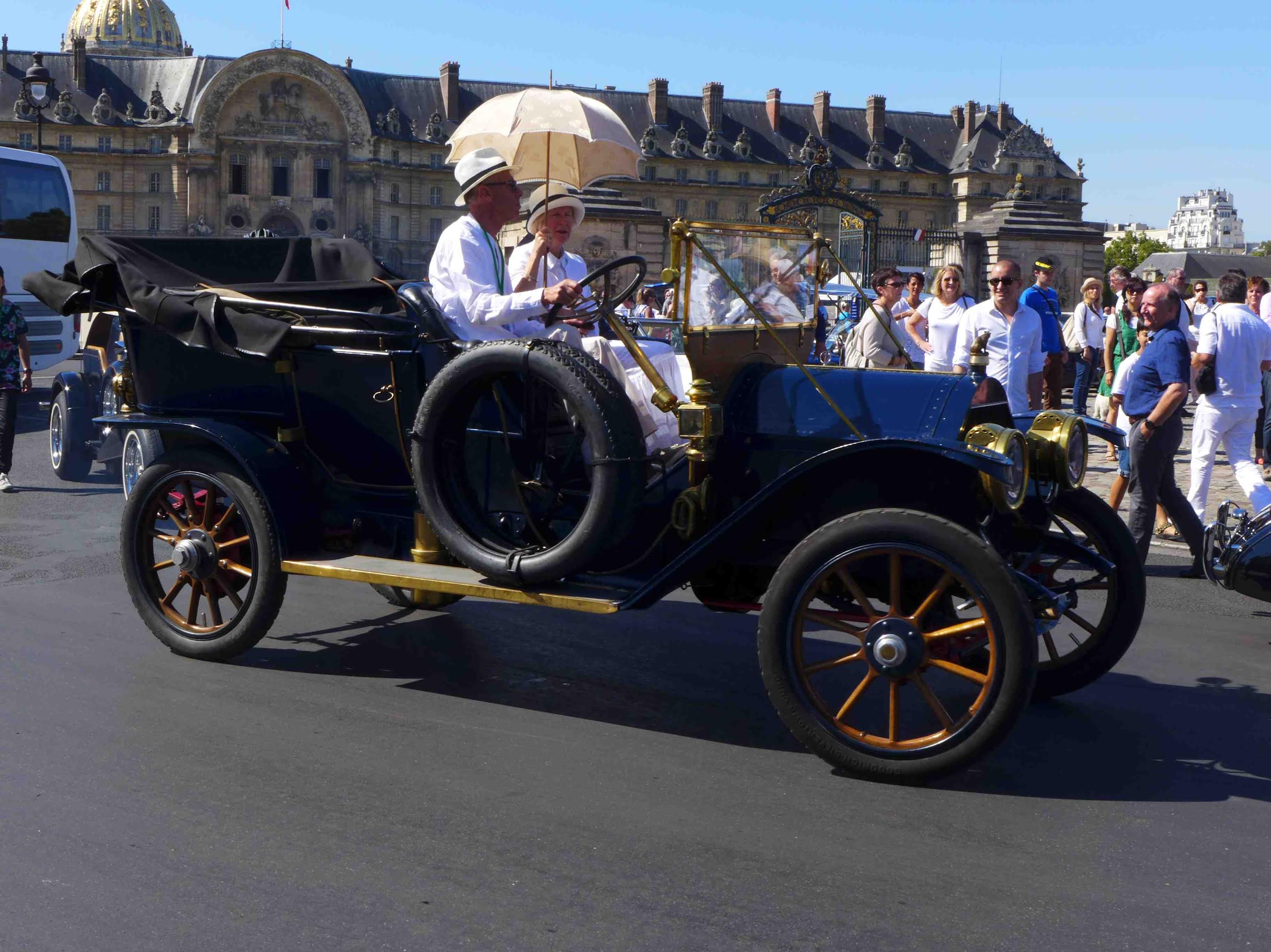 Laurette Fugain, traversée de paris, Vincennes en Anciennes, voiture de collection, promenade auto, rallye auto