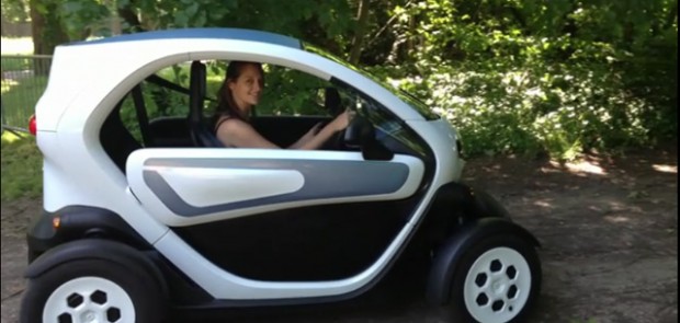 Renault, Twizy, scooter, David Guetta, Cathy Guetta, véhicule électrique, fun