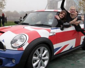 guiness world record, record du monde, voiture de femme, Mini, BMW, gymnaste