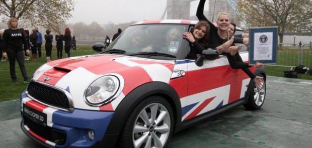 guiness world record, record du monde, voiture de femme, Mini, BMW, gymnaste