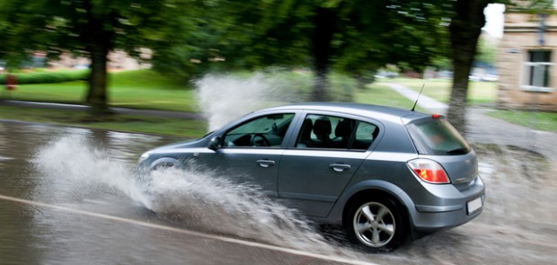 aquaplaning, accident, glissade, éviter aquaplaning, réflexe, astuce, pneu hiver, neige