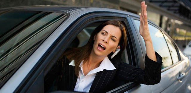 courtoisie au volant, accident, voiture femme, sécurité, sécurité routière, téléphone au volant