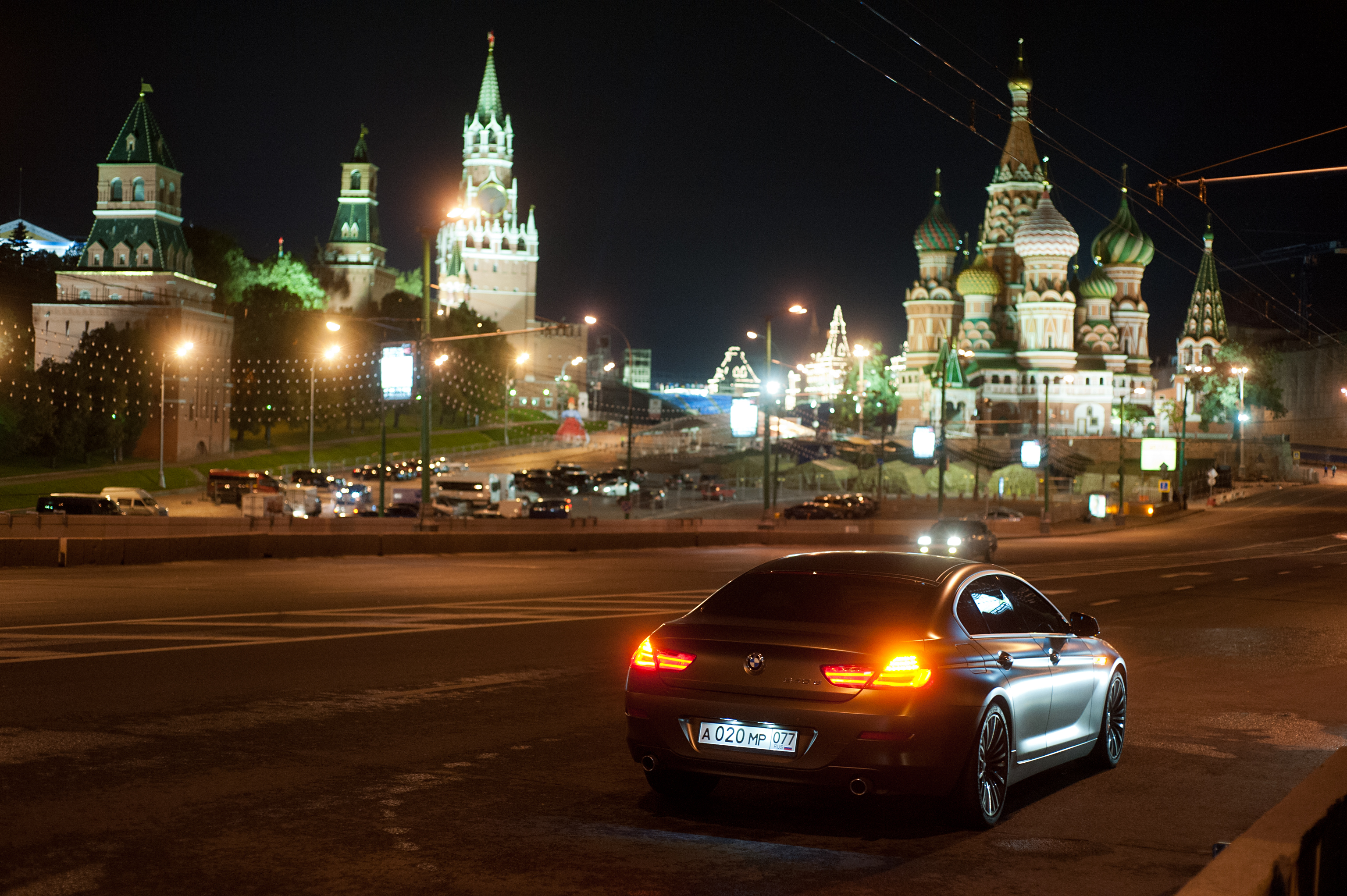 Бмв м5 москва. BMW moscwa. Машины в Москве. Автомобиль на фоне Кремля. Московские машины.