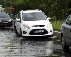conseil de conduite, route inondée, inondation, sécurité routière, pratique
