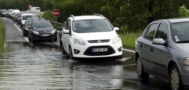 conseil de conduite, route inondée, inondation, sécurité routière, pratique