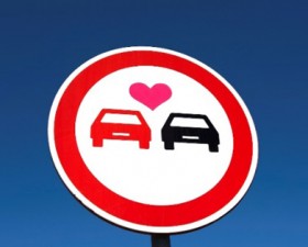 amour en voiture, saint-valentin, amour, séduction, voiture femme, astuce, sondage