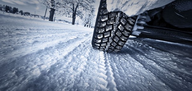 conduite en hiver, pneus, sécurité, conseil, conduite neige, route enneigée