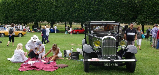 Laurette Fugain, traversée de paris, Vincennes en Anciennes, voiture de collection, promenade auto, rallye auto