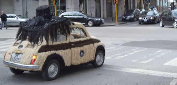 voiture la plus chevelue, cheveux, voiture cheveux, guiness world record, coiffeuse italienne, fiat, Fiat 500