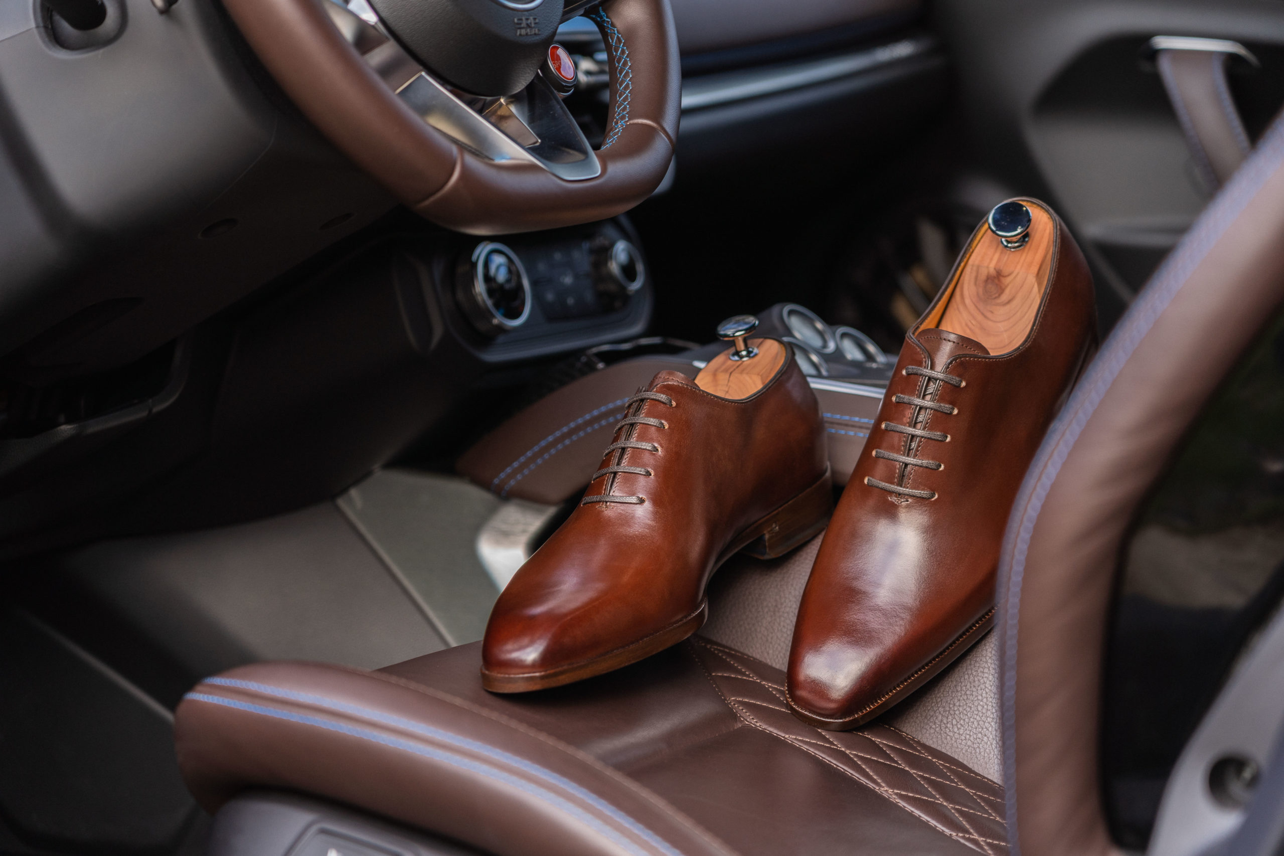 alpine, a110, alpine A110, voiture de sport, clémence de bernis, in corio, chaussures de luxe, chaussures en cuir, chaussures homme, concours, jeu-concours